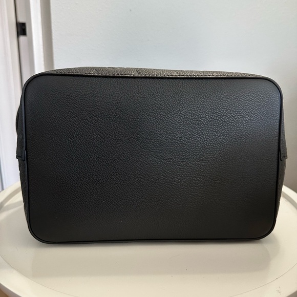 Louis Vuitton Black Crossbody Bag with Adjustable Strap - Picture 7 of 10